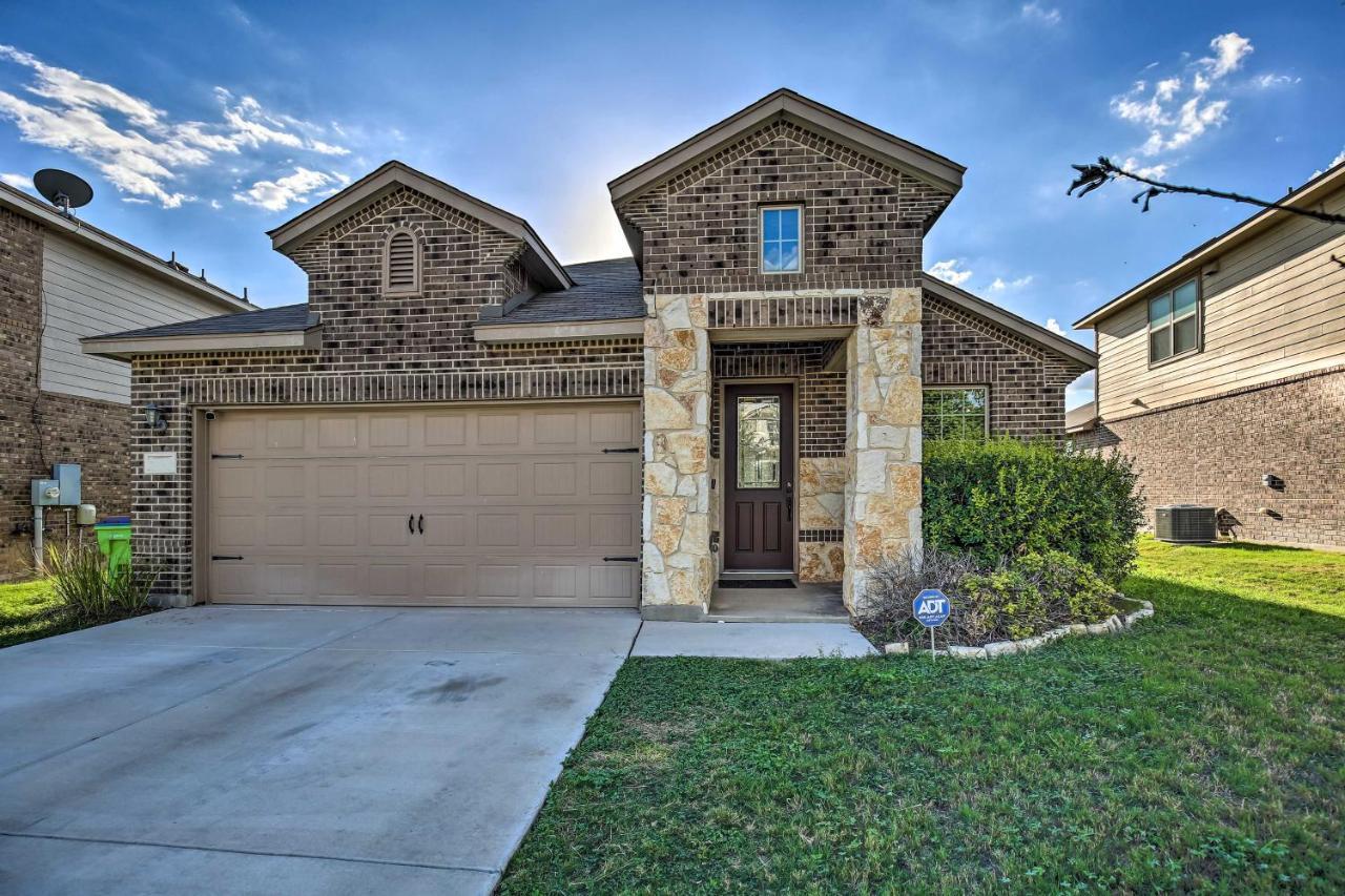 Ferienhaus With Yard About 8 Mi To Lackland! *