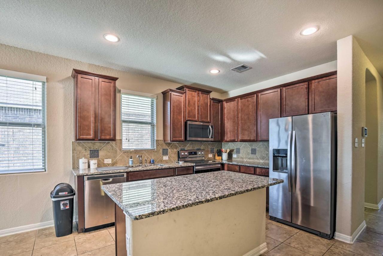 Ferienhaus With Yard About 8 Mi To Lackland!