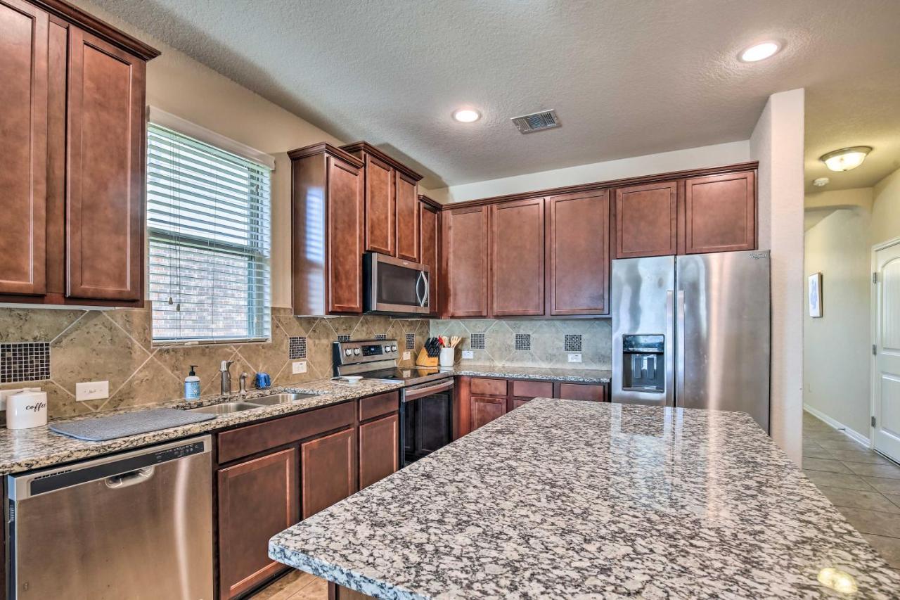 Ferienhaus With Yard About 8 Mi To Lackland! *