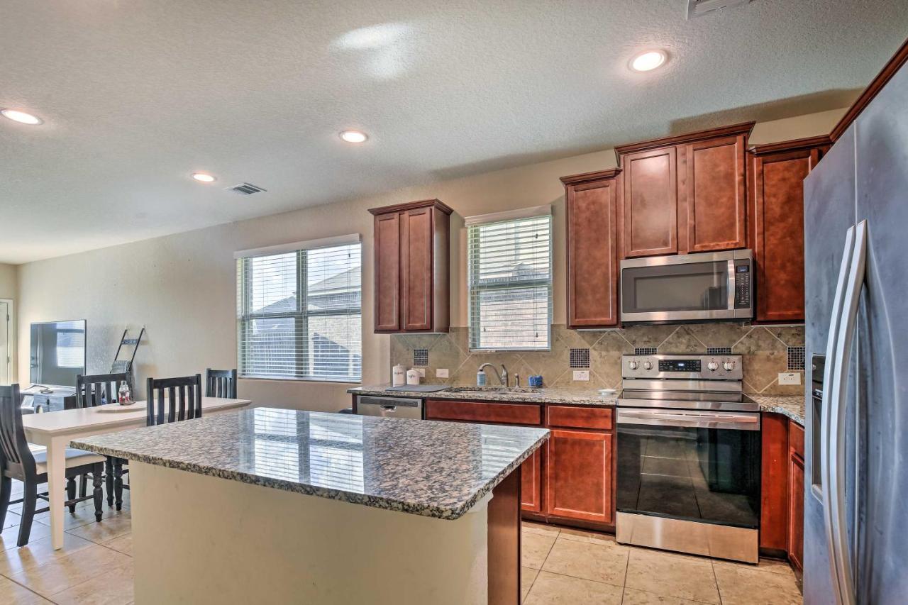 With Yard About 8 Mi To Lackland! Ferienhaus San Antonio