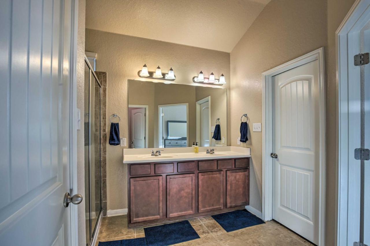 Ferienhaus With Yard About 8 Mi To Lackland!