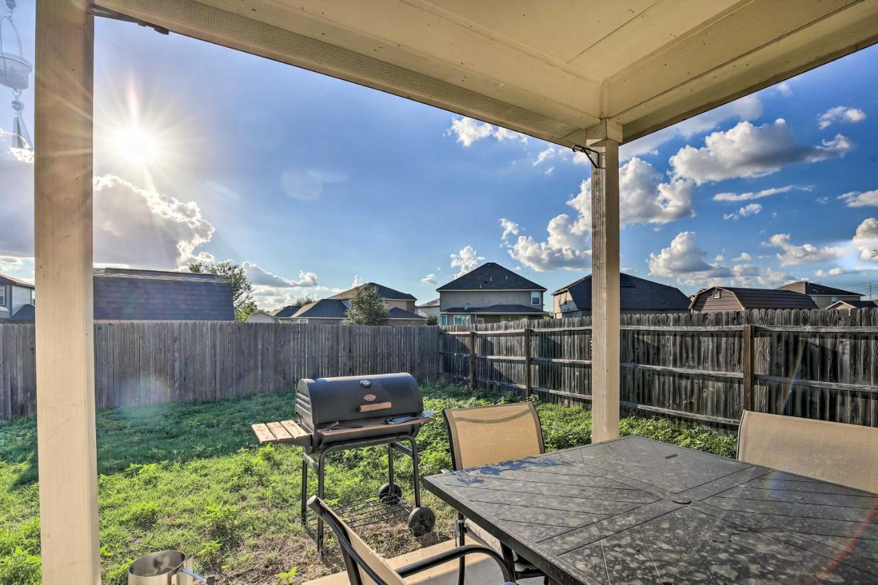 Ferienhaus With Yard About 8 Mi To Lackland!
