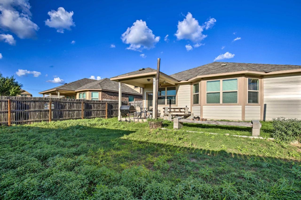 Ferienhaus With Yard About 8 Mi To Lackland!